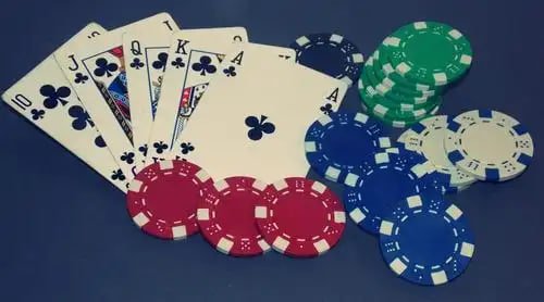 Tampilan aplikasi mobile romeo303 yang menampilkan kasino live dengan dealer profesional untuk blackjack dan roulette